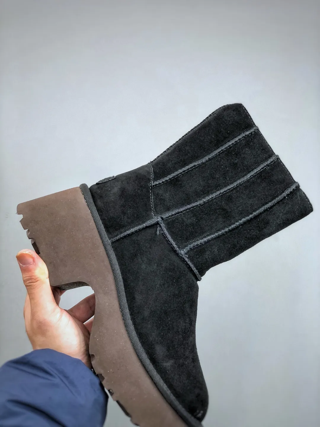 Local self-pickup💰700 supports store placement. The top version on the market UGG Fishman Thick-soled Pencil Boots. 5cm thick sole. Xiaohongshu’s hot model. Produced by a major foreign trade factory in Guangzhou. Toe box to insole are all made of genuine sheep fur. Independent outer box packaging. Chip. Waterproof technology. Differentiated from any version on the market. 5cm thick sole. Independent original development of outsole. Cashmere insole. Keep warm in winter. It is a very suitable choice for home use. In the new year, uug launches a style series. Partly catered to the preferences of young consumers, it has also moved to the forefront of fashion trends. Shoe body material: water-repellent coated suede upper, 17 mm UGGPURE™ implanted wool insole, lightweight non-slip and comfortable rubber outsole, with brand LOGO and trademark, with full packaging. Size: 35 36 37 38 39 40